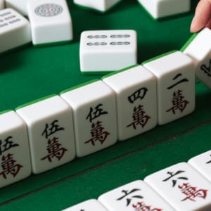 Wie sich chinesisches Mahjong von japanischem Mahjong unterscheidet